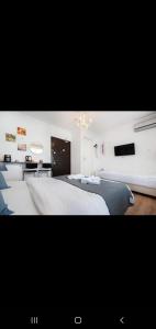 ein Schlafzimmer mit einem großen weißen Bett und einem Schreibtisch in der Unterkunft 3 FLOOR OLD CITY 3 in Istanbul