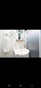 ein Badezimmer mit einem weißen Waschbecken und einem weißen Handtuch in der Unterkunft 3 FLOOR OLD CITY 3 in Istanbul