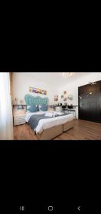 ein großes Schlafzimmer mit 2 Betten und einem Schreibtisch in der Unterkunft 3 FLOOR OLD CITY 3 in Istanbul