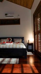 een slaapkamer met een bed en een televisie aan de muur bij Oasis Bluff Beach in Bocas del Toro