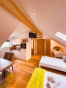um quarto grande com uma cama e uma cozinha em Appartements-Dalila em Sankt Michael im Lungau