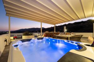 IsterniPanos Villa Asteras的屋顶上的热水浴缸