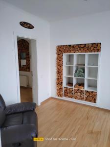 una sala de estar con una pila de leña en Senlejas Apartamenti en Ogre