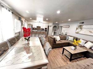 uma sala de estar com um sofá e uma mesa em New HB Family Vacation Home em Midway City