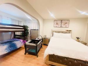 um quarto com uma cama grande e uma cama quadrada em New HB Family Vacation Home em Midway City