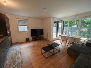 Μια τηλεόραση ή/και κέντρο ψυχαγωγίας στο l'Éden familial - cosy T3 proche Disneyland avec jardin