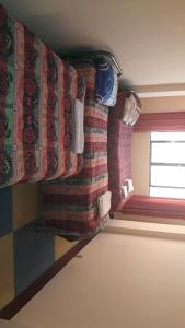 um quarto com uma janela com cortinas coloridas em Hostal Arco Iris del Lago em Copacabana