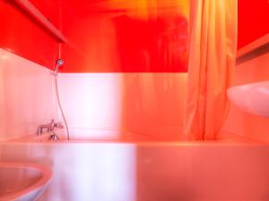 ein Bad mit einem Waschbecken und einem Duschvorhang in der Unterkunft Appartement Les Arcs 1800, 2 pièces, 5 personnes - FR-1-346-490 in Arc 1800
