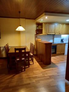 博西Acogedor Apartamento 2 Habitaciones en Boí的带木桌的厨房和餐厅