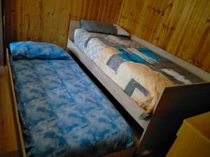 dos camas sentadas una al lado de la otra en una habitación en Casa dei sogni, en Aosta