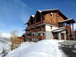 ein Gebäude auf einem schneebedeckten Berg in der Unterkunft Appartement Les Menuires, 3 pièces, 6 personnes - FR-1-344-758 in Levassaix