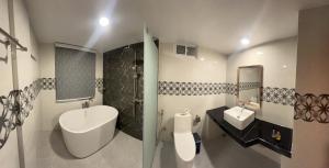 Rihiveli Residence Thoddoo في ثودو: حمام مع حوض ومغسلة ومرحاض