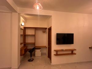 TV a/nebo společenská místnost v ubytování Rihiveli Residence Thoddoo