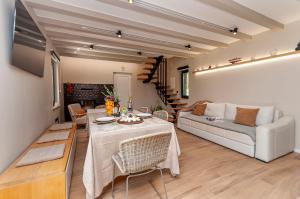 een woonkamer met een tafel en een bank bij House Madonna di Smovo in Gata