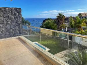 balcón con vistas al océano en Luxury ocean view with private pool Villa de Nava en San Miguel de Abona