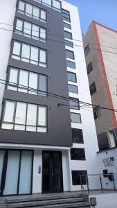 een hoog wit gebouw met ramen bij Apartamento Luz de Luna1 in La Paz