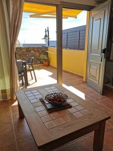 - une table avec un bol de fruits sur la terrasse dans l'établissement Alma y Sol, à La Caleta