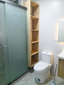 een badkamer met een toilet en een glazen douchecabine bij Apartamento Luz de Luna1 in La Paz