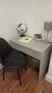 Planet 9 في وارينغتون: مكتب مع كرسي وطاولة مع مصباح