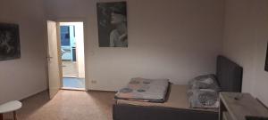 um quarto com uma cama e uma mesa em Pension Winter Obergeschoss em Senftenberg