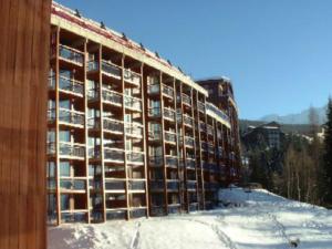 un edificio está en construcción en la nieve en Appartement Les Arcs 1800, 2 pièces, 5 personnes - FR-1-346-523, en Arc 1800