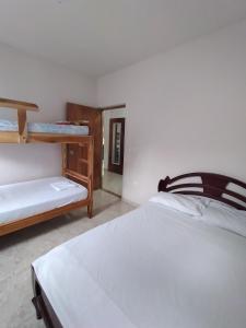 um quarto com 2 camas e 2 beliches em CABAÑA ACUARIO em El Porvenir