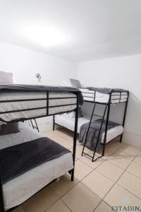 מיטה או מיטות קומותיים בחדר ב-Hotel Citadin