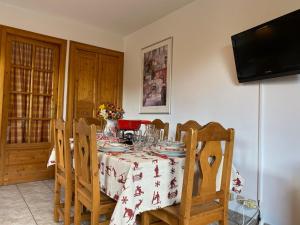 Televízia a/alebo spoločenská miestnosť v ubytovaní Charmant appartement à Châtel, proche du centre avec Multi Pass été 2024 à 3€/jour/personne - FR-1-693-35