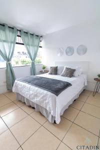 Un dormitorio con una cama grande y una ventana en Hotel Citadin en Guatemala