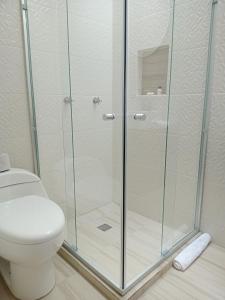 La salle de bains est pourvue d'une cabine de douche et de toilettes. dans l'établissement Los Arcos Hottel Boutique, à Morelia