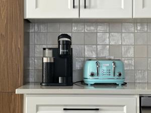 a coffee maker and a toaster on a kitchen counter at Luxury Detached House Kingston in Kingston