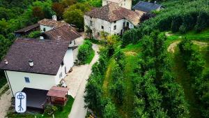 una vista aérea de un pueblo con casas en una colina en Casa Vacanze Antico Eremo, tra natura e tradizione, en Campodenno