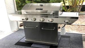 a grill sitting on top of a stove at House Rosa Downtown in Cape Coral