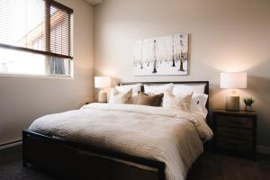 Katil atau katil-katil dalam bilik di New! Luxury, Top Floor, Ski in/Ski Out, Private Hot Tub and Mountain Views