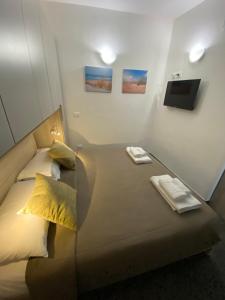 ein Schlafzimmer mit einem Bett mit zwei Handtüchern darauf in der Unterkunft Little House in Reggio di Calabria