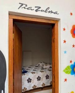 małą sypialnię z łóżkiem w małym pokoju w obiekcie HOSTEL YA DUDU E BISTRO w mieście Cuiabá