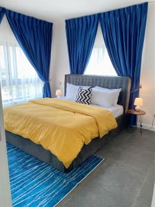 1 dormitorio con 1 cama grande y cortinas azules en Contemporary 1 bedroom with pool, en Accra