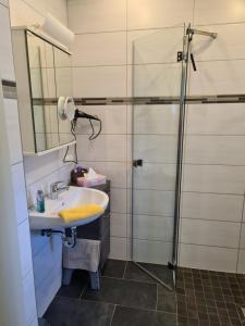 Ванна кімната в Ferienwohnung Im Birkenweg