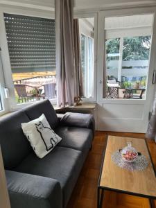 sala de estar con sofá y mesa en Ferienwohnung Im Birkenweg, en Mörsdorf