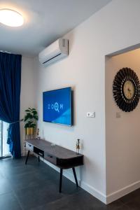 mesa de ping pong en una habitación con TV en Contemporary 1 bedroom with pool, en Accra