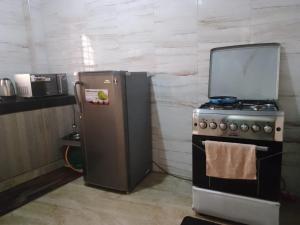 Marwan Homes في نيري: مطبخ مع موقد وثلاجة صغيرة