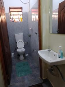 Marwan Homes في نيري: حمام مع مرحاض ومغسلة