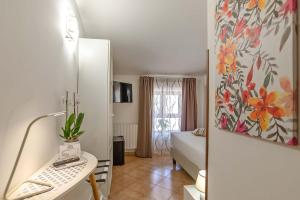 a room with a bed and a table in a room at Plaza Rooms Ciampino in Ciampino