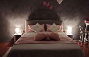 A bed or beds in a room at Oasirelax -camera con vista a un passo da torino
