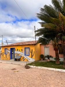 a house with a mural on the side of it at Calango Hostel in Ibicoara