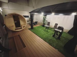 een kamer met een tent met een tafel en stoelen bij HOTEL felice in Toyonaka