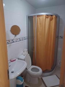 uma casa de banho com um chuveiro, um WC e um lavatório. em Secularis Capital em Praia