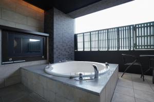 豊中市にあるHOTEL felice Osaka -伊丹空港-の広いバスルーム(バスタブ、テレビ付) +37枚の写真