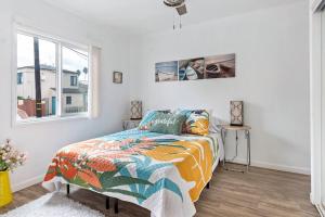 a bedroom with a bed and a window at Island Vibes 1 bedroom in LongBeach-30 days min. in Long Beach