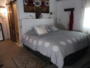 Un dormitorio con una cama grande con almohadas. en The Butterfly Cabin with adjustable king-size bed., en Kempner